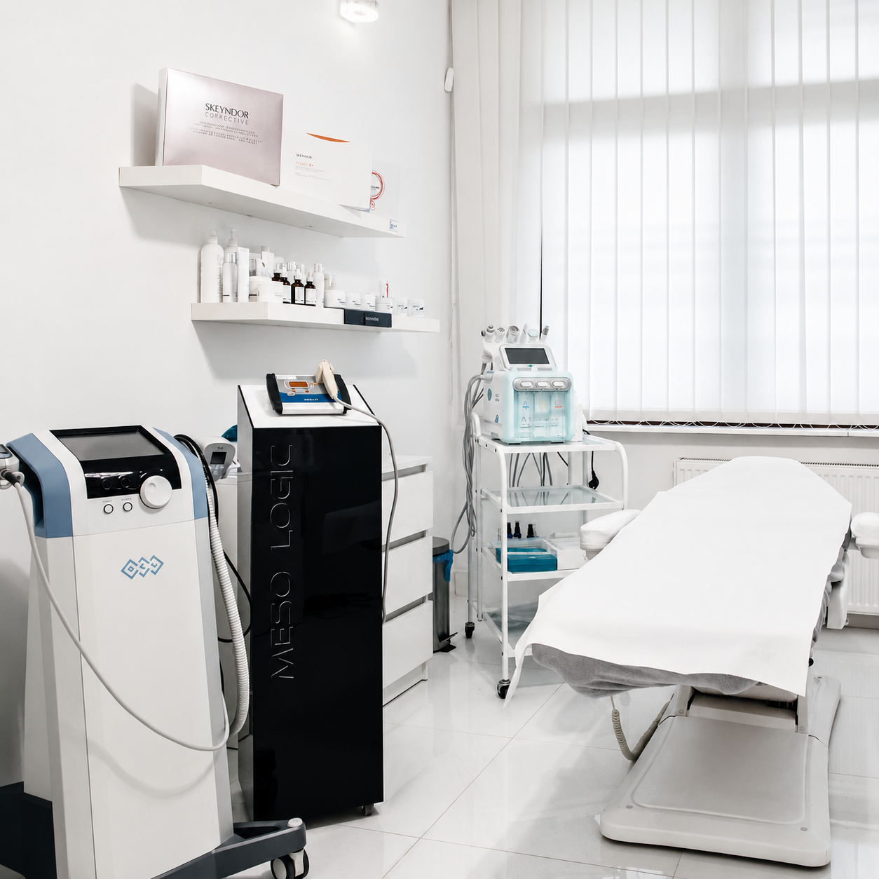 Gabinet z nowoczesnymi urządzeniami w klinice EsteMedicus — laseroterapia i sprzęt medyczny